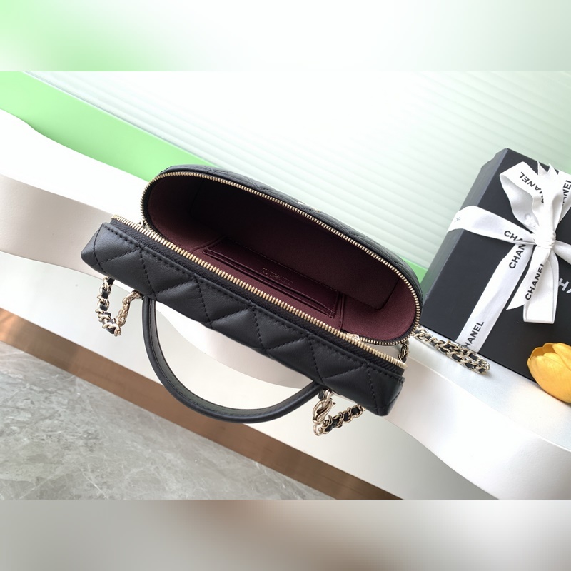 25b精緻小巧鍊條手拿包 小羊皮配金色金屬 讓整個包看起來更加力挺 鍊條可拆卸