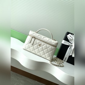 25b精緻小巧鍊條手拿包 小羊皮配金色金屬 讓整個包看起來更加力挺 鍊條可拆卸