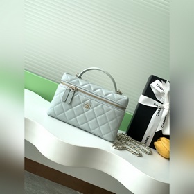 25b精緻小巧鍊條手拿包 小羊皮配金色金屬 讓整個包看起來更加力挺 鍊條可拆卸