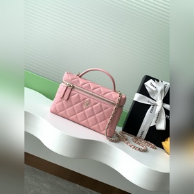 25b精緻小巧鍊條手拿包 小羊皮配金色金屬 讓整個包看起來更加力挺 鍊條可拆卸