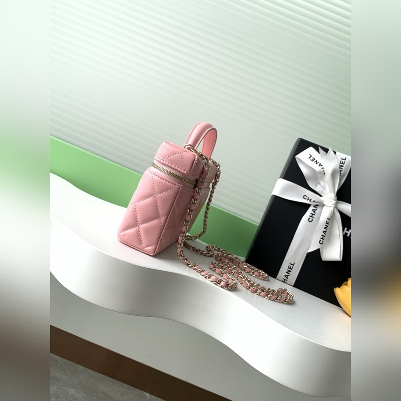 25b精緻小巧鍊條手拿包 小羊皮配金色金屬 讓整個(gè)包看起來(lái)更加力挺 鍊條可拆卸