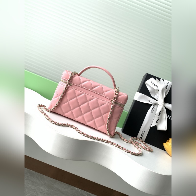 25b精緻小巧鍊條手拿包 小羊皮配金色金屬 讓整個(gè)包看起來(lái)更加力挺 鍊條可拆卸