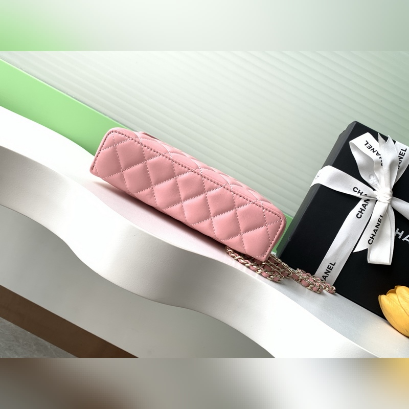 25b精緻小巧鍊條手拿包 小羊皮配金色金屬 讓整個(gè)包看起來(lái)更加力挺 鍊條可拆卸