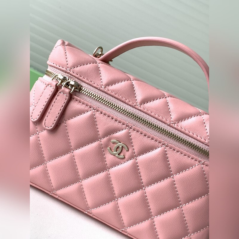 25b精緻小巧鍊條手拿包 小羊皮配金色金屬 讓整個(gè)包看起來(lái)更加力挺 鍊條可拆卸