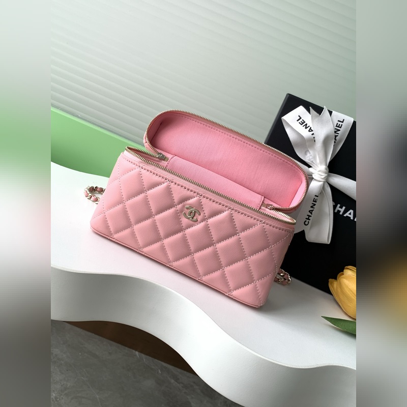 25b精緻小巧鍊條手拿包 小羊皮配金色金屬 讓整個(gè)包看起來(lái)更加力挺 鍊條可拆卸