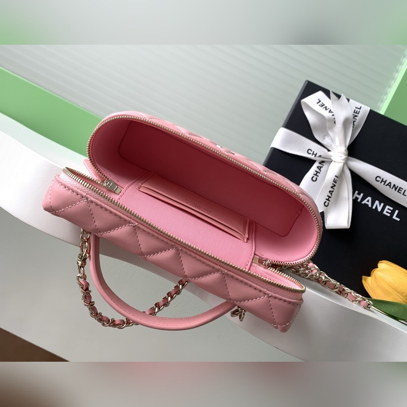 25b精緻小巧鍊條手拿包 小羊皮配金色金屬 讓整個(gè)包看起來(lái)更加力挺 鍊條可拆卸