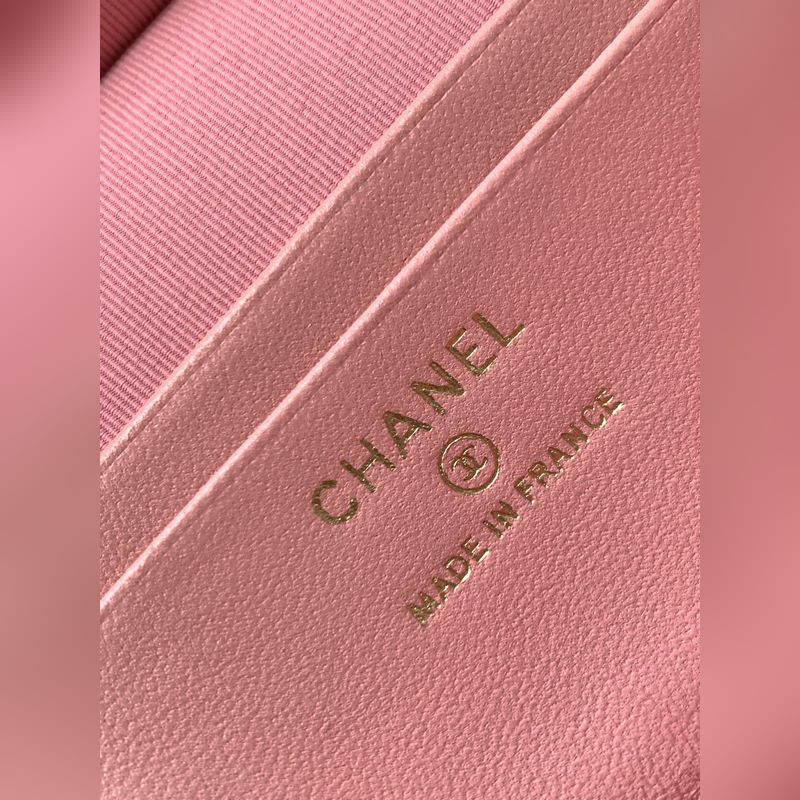 25b精緻小巧鍊條手拿包 小羊皮配金色金屬 讓整個(gè)包看起來(lái)更加力挺 鍊條可拆卸