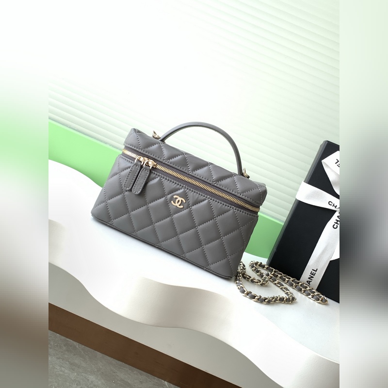 25b精緻小巧鍊條手拿包 小羊皮配金色金屬 讓整個包看起來更加力挺 鍊條可拆卸