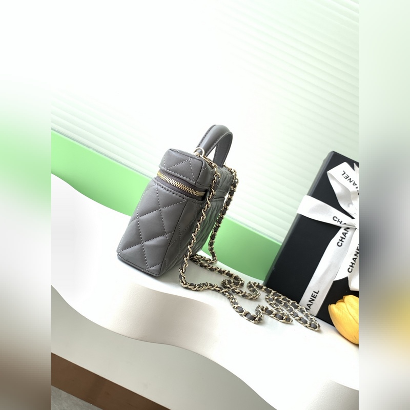 25b精緻小巧鍊條手拿包 小羊皮配金色金屬 讓整個包看起來更加力挺 鍊條可拆卸