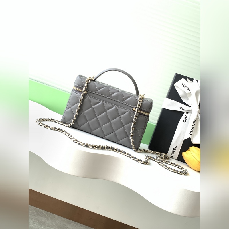 25b精緻小巧鍊條手拿包 小羊皮配金色金屬 讓整個包看起來更加力挺 鍊條可拆卸