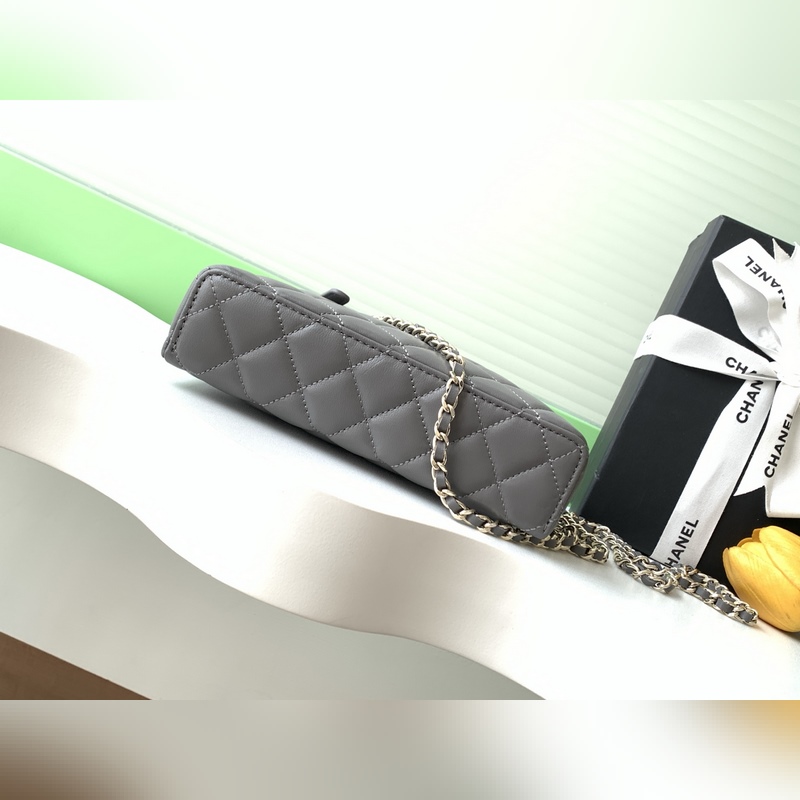 25b精緻小巧鍊條手拿包 小羊皮配金色金屬 讓整個包看起來更加力挺 鍊條可拆卸