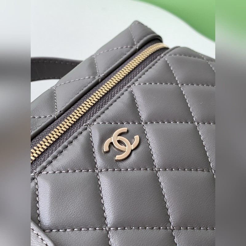 25b精緻小巧鍊條手拿包 小羊皮配金色金屬 讓整個包看起來更加力挺 鍊條可拆卸