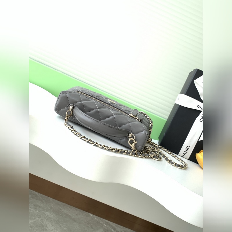 25b精緻小巧鍊條手拿包 小羊皮配金色金屬 讓整個包看起來更加力挺 鍊條可拆卸