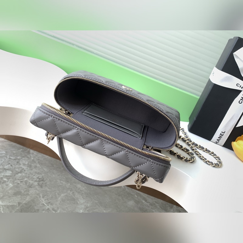 25b精緻小巧鍊條手拿包 小羊皮配金色金屬 讓整個包看起來更加力挺 鍊條可拆卸