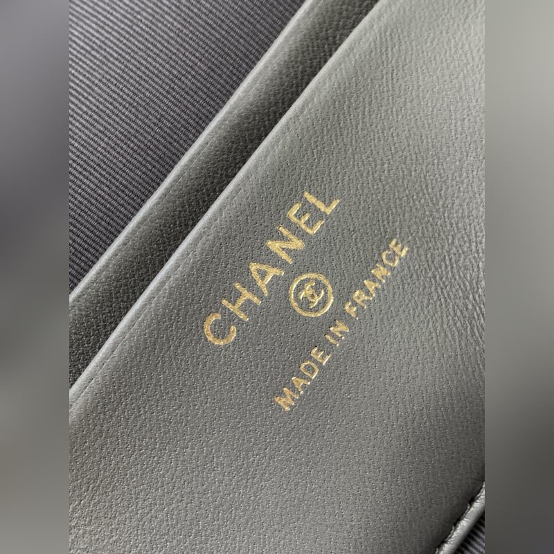 25b精緻小巧鍊條手拿包 小羊皮配金色金屬 讓整個包看起來更加力挺 鍊條可拆卸