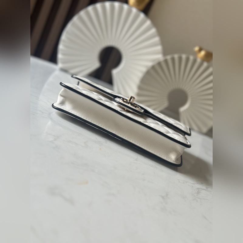 琺瑯扣 最新woc	Chanel25夏預告系列黑白色鍊條 錢包，容量空間剛剛好實