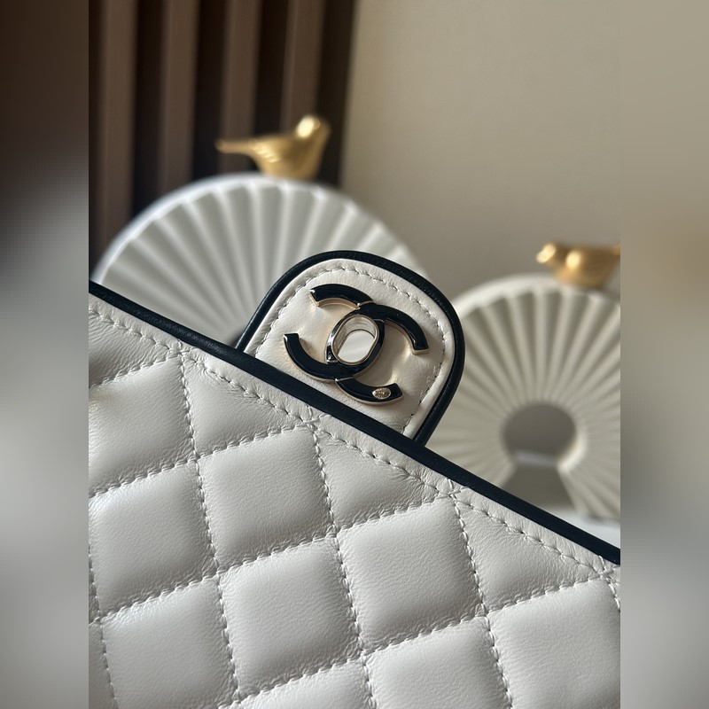 琺瑯扣 最新woc	Chanel25夏預告系列黑白色鍊條 錢包，容量空間剛剛好實