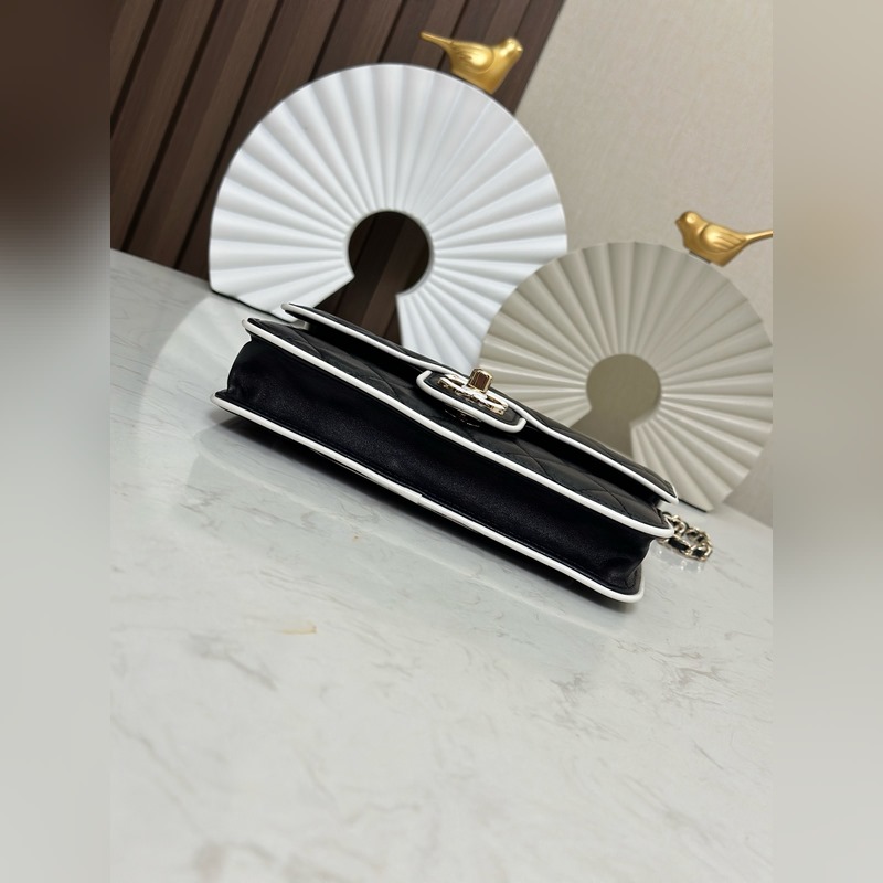 琺瑯扣 最新woc	Chanel25夏預告系列黑白色鍊條 錢包，容量空間剛剛好實