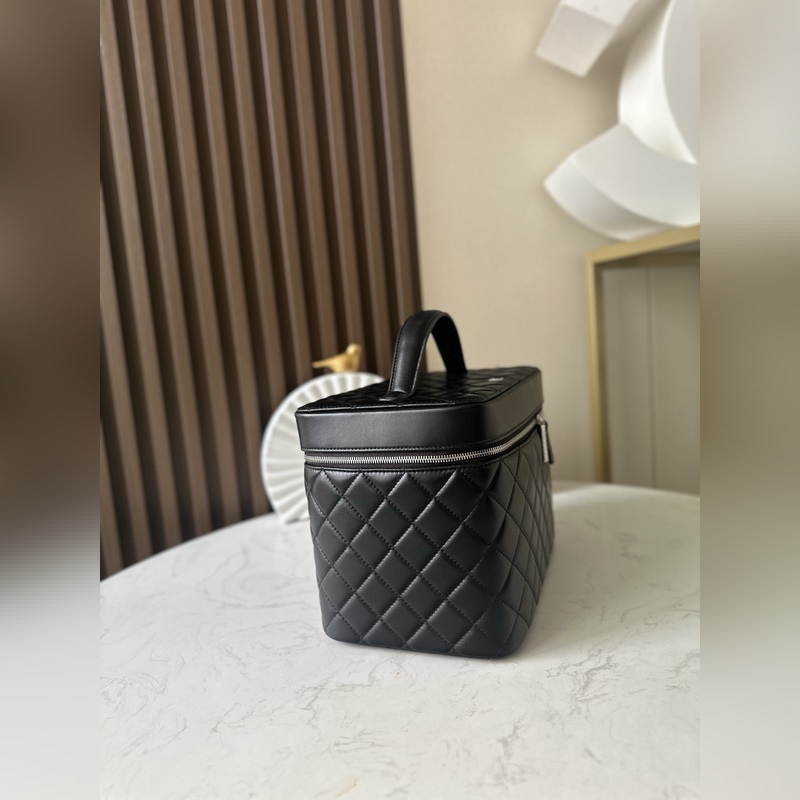 小香獨(dú)家實(shí)拍 最頂級(jí)化妝包 專櫃款式、 細(xì)膩柔滑材質(zhì) 做工無可挑剔、堅(jiān)持高品質(zhì)、