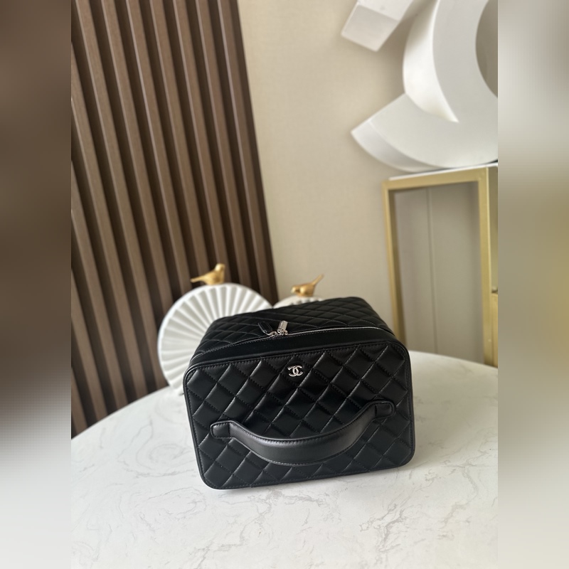 小香獨(dú)家實(shí)拍 最頂級(jí)化妝包 專櫃款式、 細(xì)膩柔滑材質(zhì) 做工無可挑剔、堅(jiān)持高品質(zhì)、