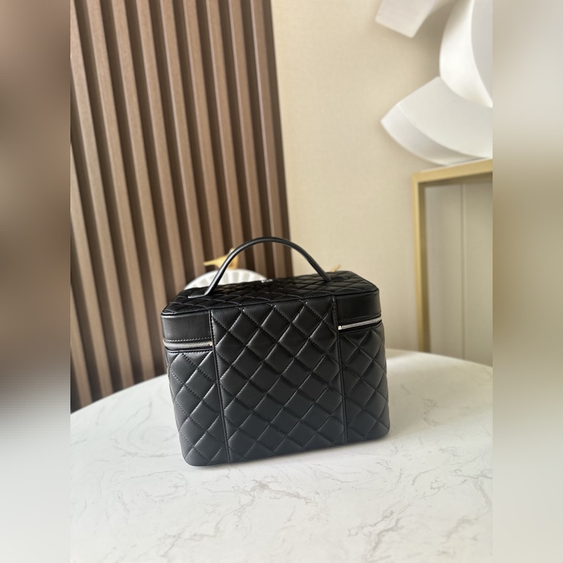 小香獨(dú)家實(shí)拍 最頂級(jí)化妝包 專櫃款式、 細(xì)膩柔滑材質(zhì) 做工無可挑剔、堅(jiān)持高品質(zhì)、