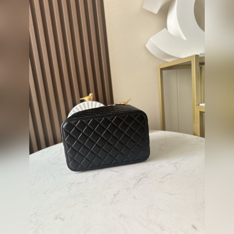 小香獨(dú)家實(shí)拍 最頂級(jí)化妝包 專櫃款式、 細(xì)膩柔滑材質(zhì) 做工無可挑剔、堅(jiān)持高品質(zhì)、