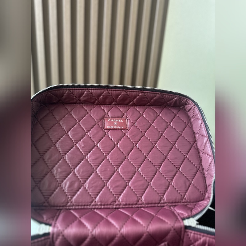 小香獨(dú)家實(shí)拍 最頂級(jí)化妝包 專櫃款式、 細(xì)膩柔滑材質(zhì) 做工無可挑剔、堅(jiān)持高品質(zhì)、