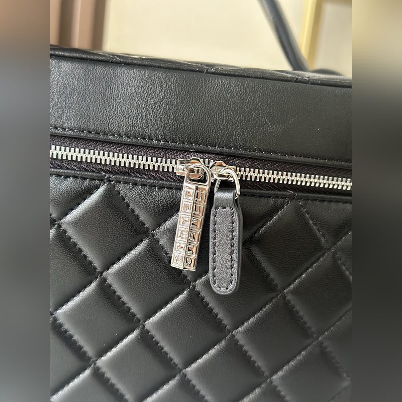 小香獨(dú)家實(shí)拍 最頂級(jí)化妝包 專櫃款式、 細(xì)膩柔滑材質(zhì) 做工無可挑剔、堅(jiān)持高品質(zhì)、