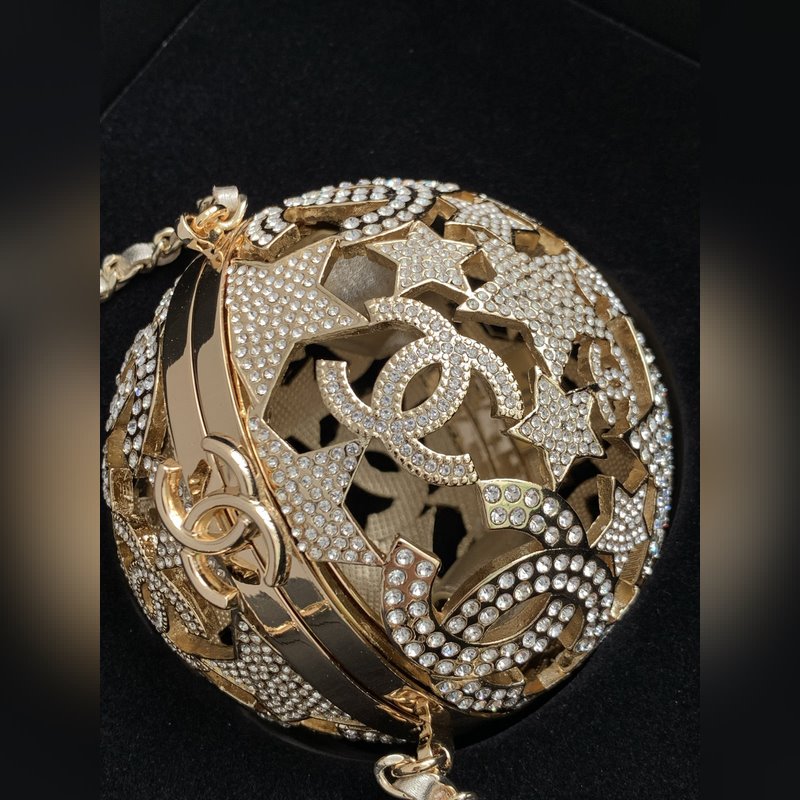 25a星星鏤空球形晚宴包 星星鏤空球形晚宴包，又又又是一枚收藏家系列必入水晶小金