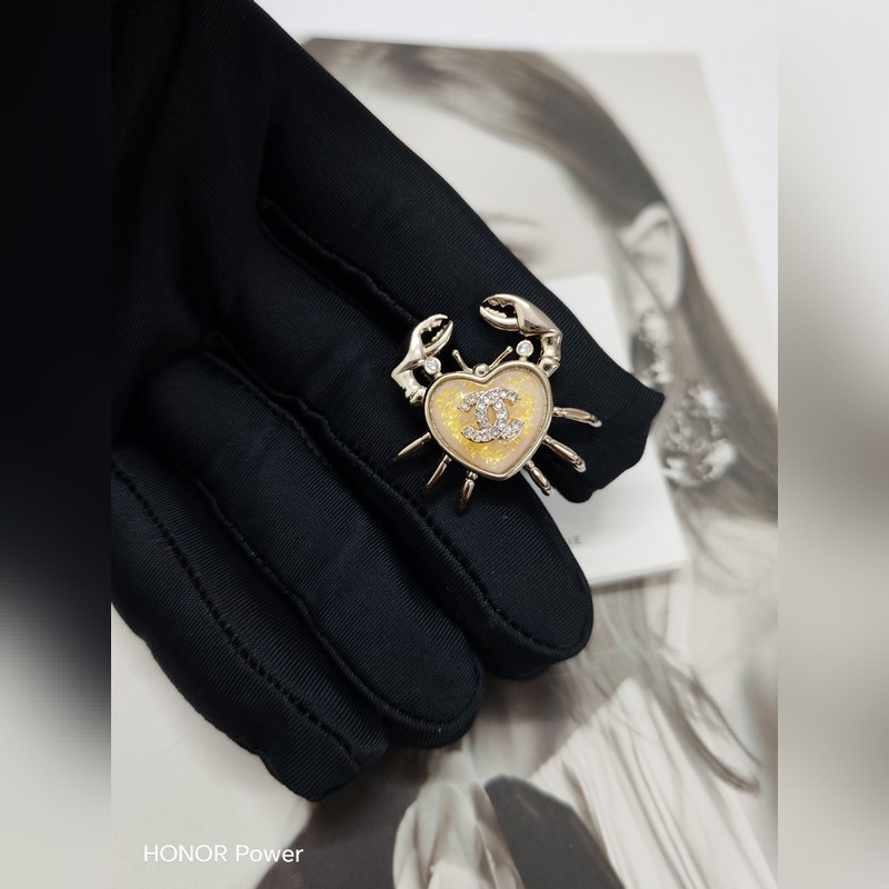 Chanel  新款 香奈兒雙c螃蟹腳步 心樹脂胸針