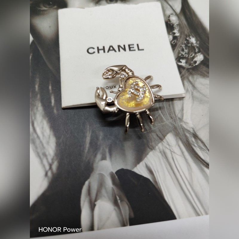 Chanel  新款 香奈兒雙c螃蟹腳步 心樹脂胸針
