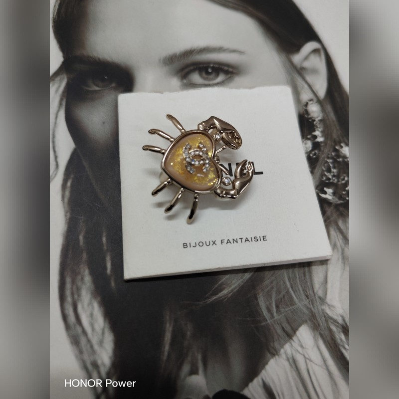 Chanel  新款 香奈兒雙c螃蟹腳步 心樹脂胸針