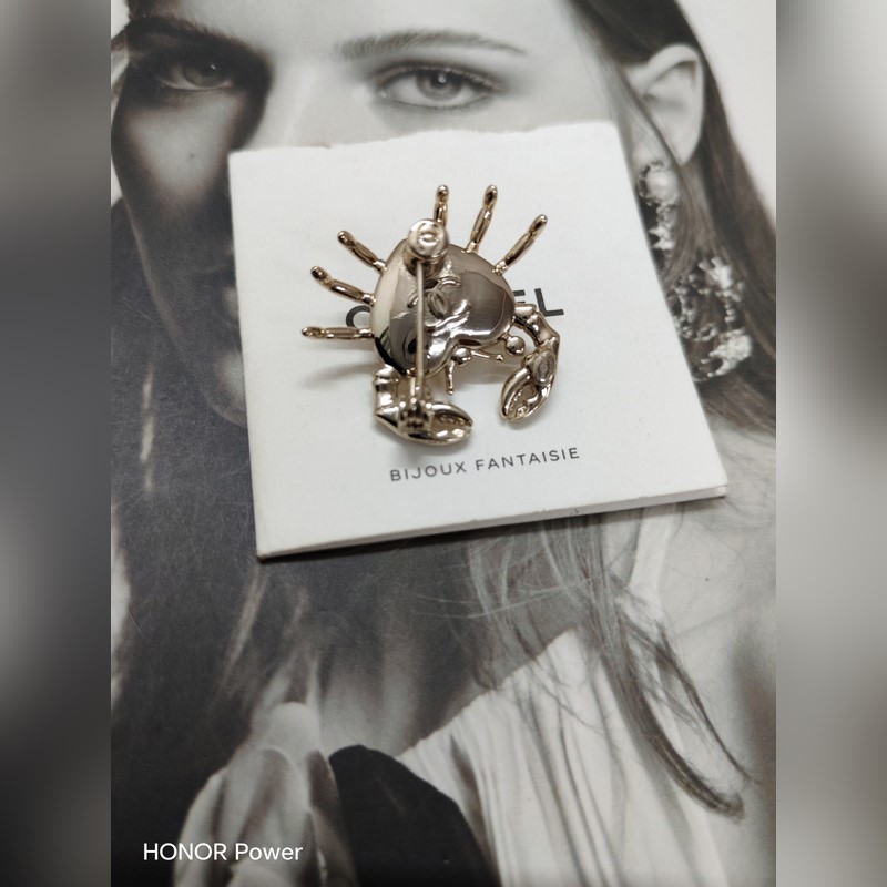 Chanel  新款 香奈兒雙c螃蟹腳步 心樹脂胸針