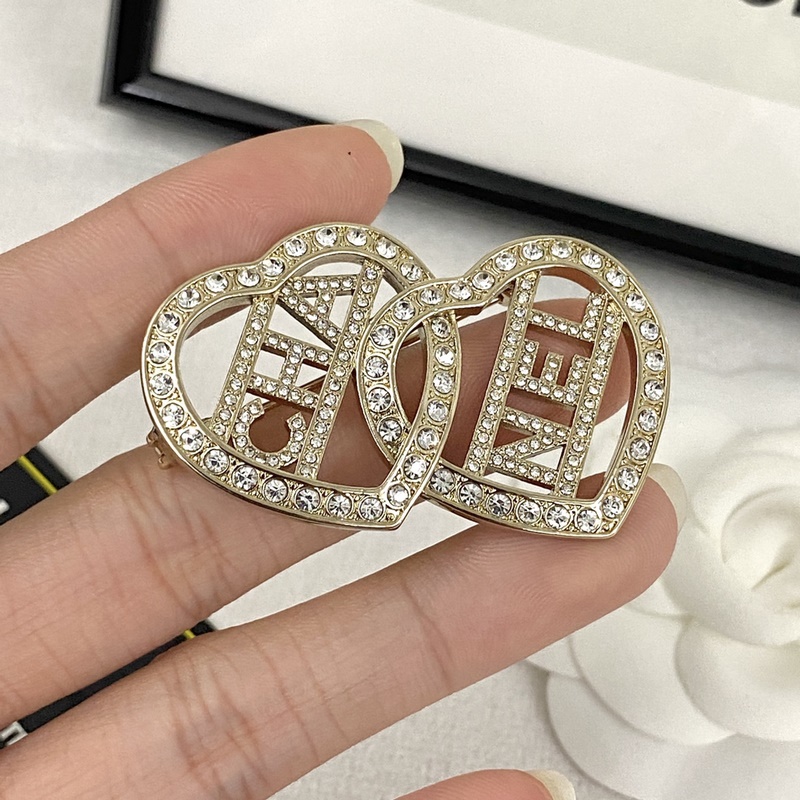 香奈兒胸針熱銷款 爆上新 一緻zp CHAN 23 滿鑽雙愛心字母胸針 雙愛心