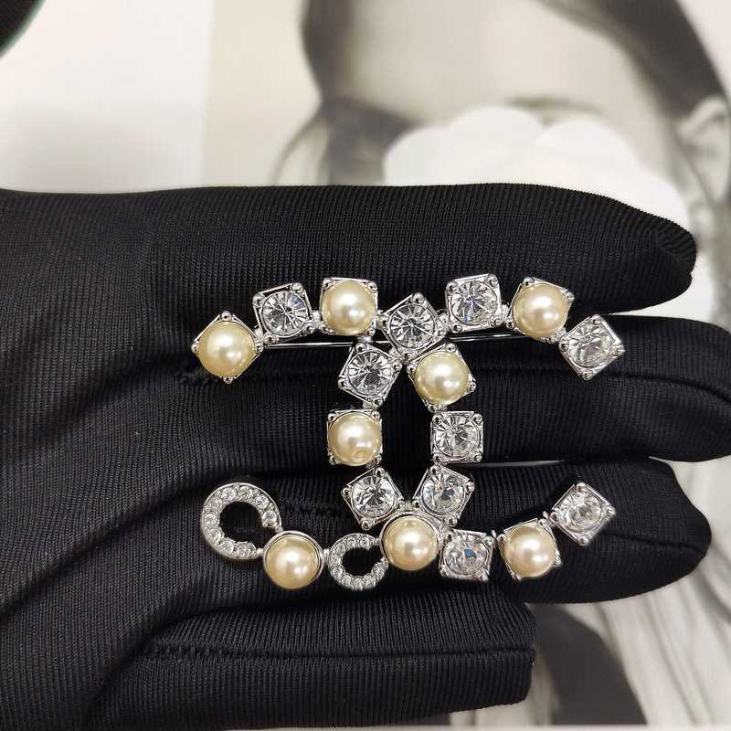 Chanel  新款 香奈兒 珍珠水鑽 CoCo 鏤空 樹葉 白金色胸針