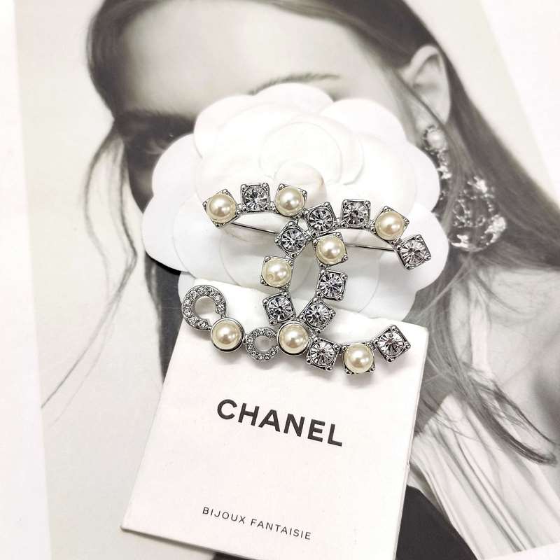 Chanel  新款 香奈兒 珍珠水鑽 CoCo 鏤空 樹葉 白金色胸針