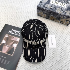 迪奧Dior 新款高版本刺繡棒球帽 ，防曬指數超高，特別顯臉小，有型不軟塌，可隨