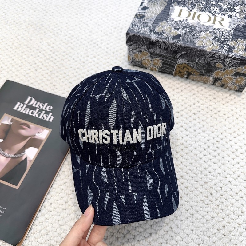 迪奧Dior 新款高版本刺繡棒球帽 ，防曬指數(shù)超高，特別顯臉小，有型不軟塌，可隨