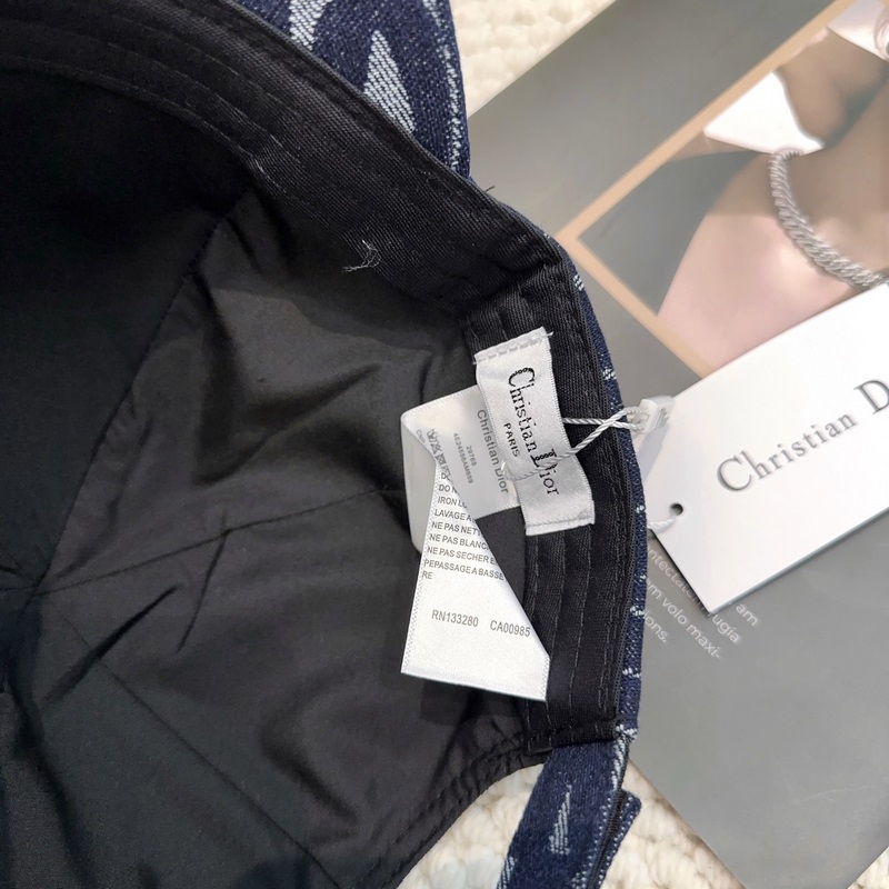 迪奧Dior 新款高版本刺繡棒球帽 ，防曬指數(shù)超高，特別顯臉小，有型不軟塌，可隨