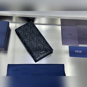 這款豎版雙折錢包設計時尚，功能實用。采用黑色粒面牛皮革精心制作，豎版雙折設計，正