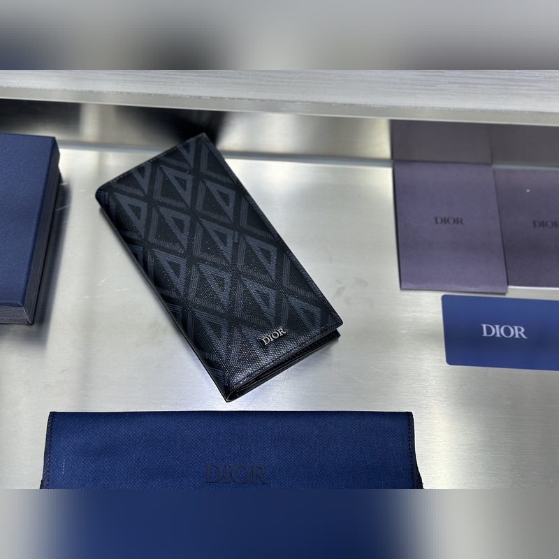 這款豎版雙折錢包設計時尚，功能實用。采用黑色粒面牛皮革精心制作，豎版雙折設計，正