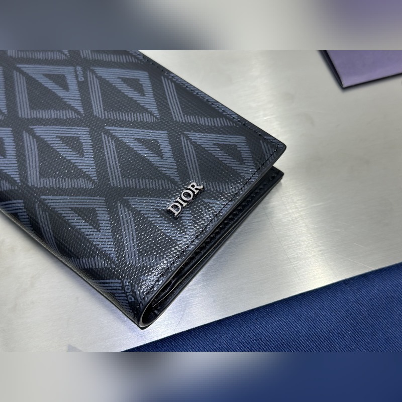 這款豎版雙折錢包設計時尚，功能實用。采用黑色粒面牛皮革精心制作，豎版雙折設計，正