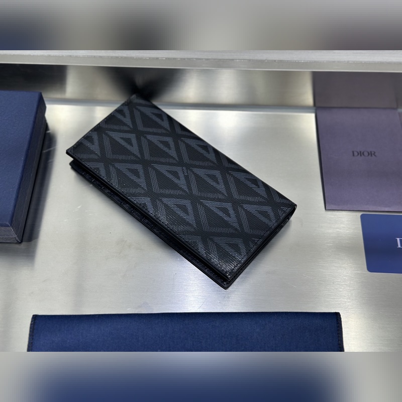 這款豎版雙折錢包設計時尚，功能實用。采用黑色粒面牛皮革精心制作，豎版雙折設計，正