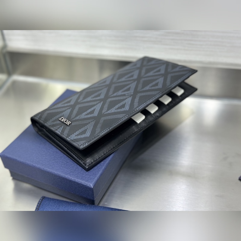 這款豎版雙折錢包設計時尚，功能實用。采用黑色粒面牛皮革精心制作，豎版雙折設計，正