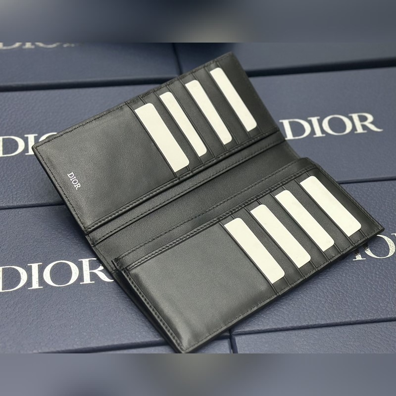 這款豎版雙折錢包設計時尚，功能實用。采用黑色粒面牛皮革精心制作，豎版雙折設計，正