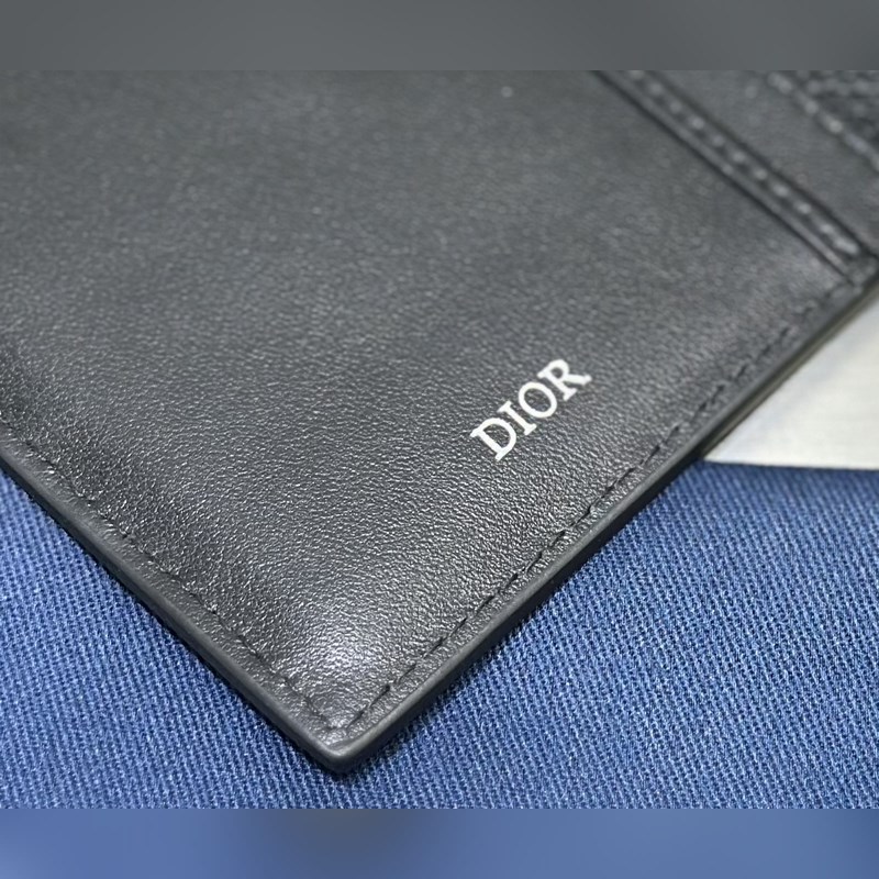 這款豎版雙折錢包設計時尚，功能實用。采用黑色粒面牛皮革精心制作，豎版雙折設計，正