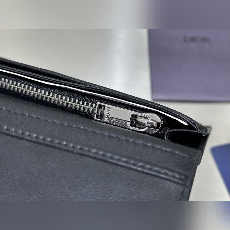 這款豎版雙折錢包設計時尚，功能實用。采用黑色粒面牛皮革精心制作，豎版雙折設計，正