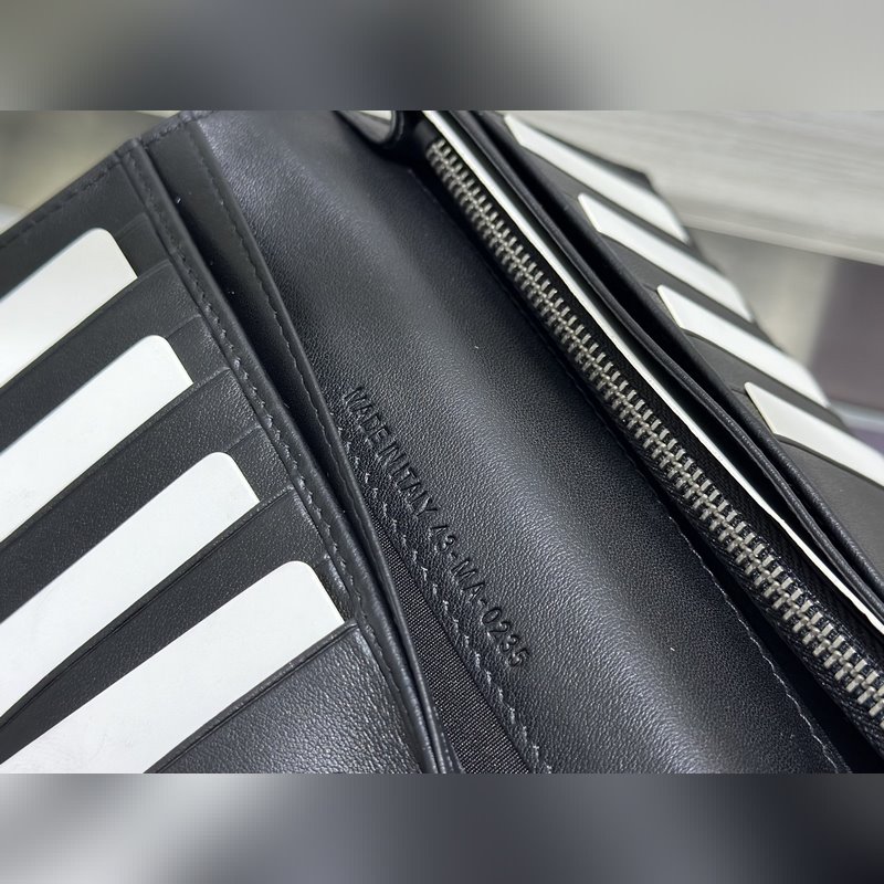 這款豎版雙折錢包設計時尚，功能實用。采用黑色粒面牛皮革精心制作，豎版雙折設計，正