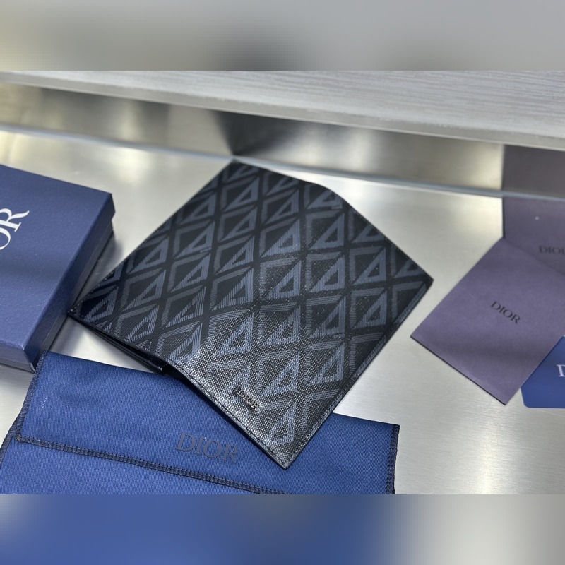 這款豎版雙折錢包設計時尚，功能實用。采用黑色粒面牛皮革精心制作，豎版雙折設計，正