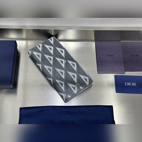 這款豎版雙折錢包設計時尚，功能實用。采用灰色粒面牛皮革精心制作，豎版雙折設計，正